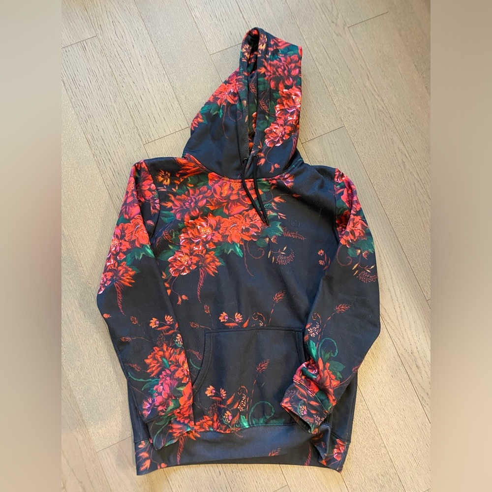 CRIMINAL DAMAGE MENS SWEATER. 
XXL BUT FITS LIKE XL 
ROSE DESIGN 
POLYESTER